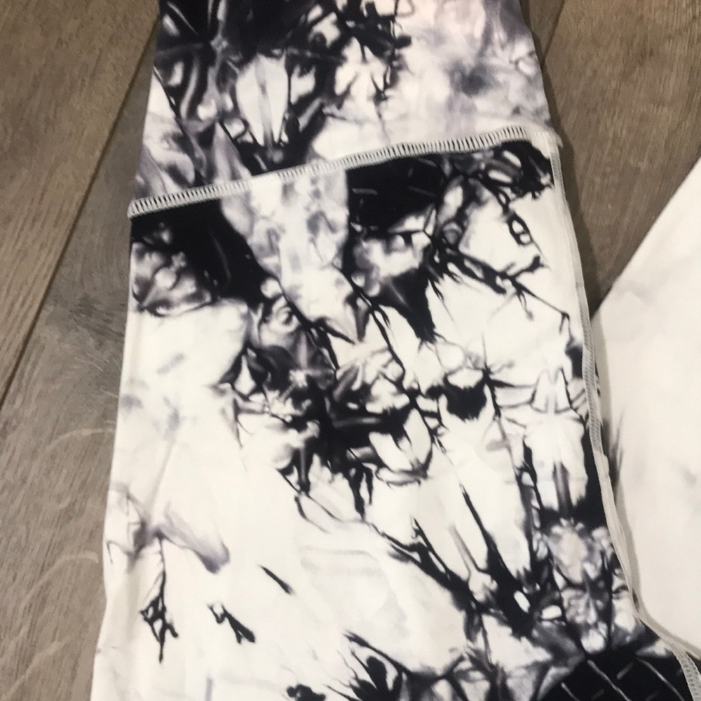 Last 1 • Buttery Soft Tie Dye Leggings - Picture 5 of 7